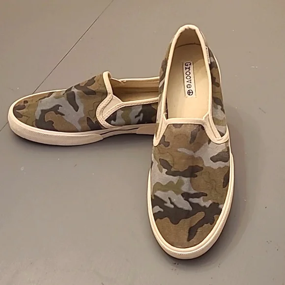 Groove Women's 7 Camo Slip-on Sneakers - Picture 1 of 14